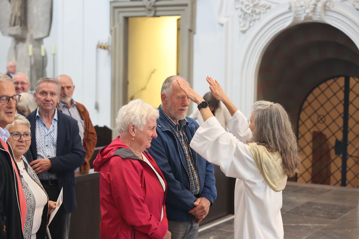 Seelsorgerinnen und Seelsorger spendeten nach dem Gottesdienst den Jubelpaaren individuell den Segen. 
