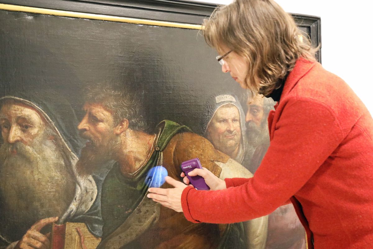 Mit Hilfe einer speziellen UV-Lampe findet Restauratorin Gudrun Hanika zum Beispiel jene Stellen im Bild, die übermalt wurden. 