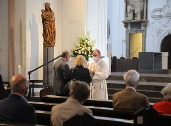 Bischof Dr. Franz Jung segnete nach dem Gottesdienst die Ehejubilare.