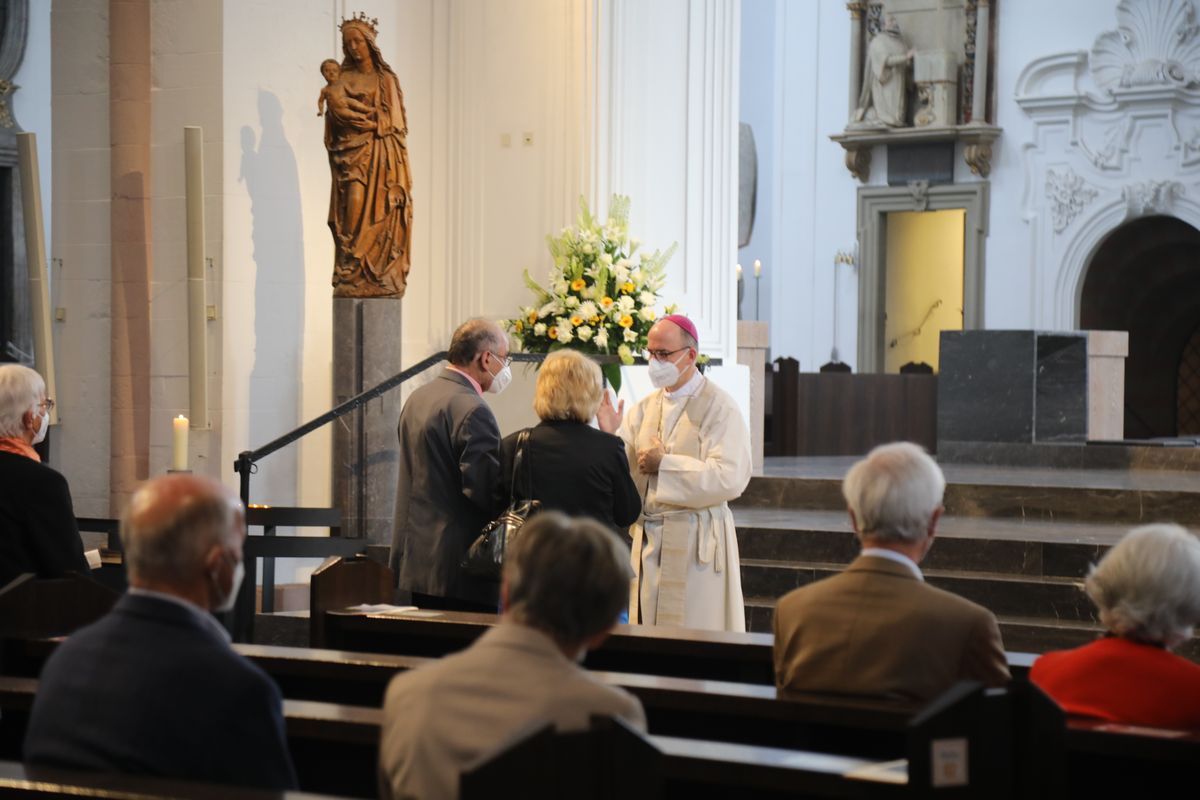 2721/0630_Ehejubilare mit Bischof Franz Jung_28198 Bischof Dr. Franz Jung segnete nach dem Gottesdienst die Ehejubilare.