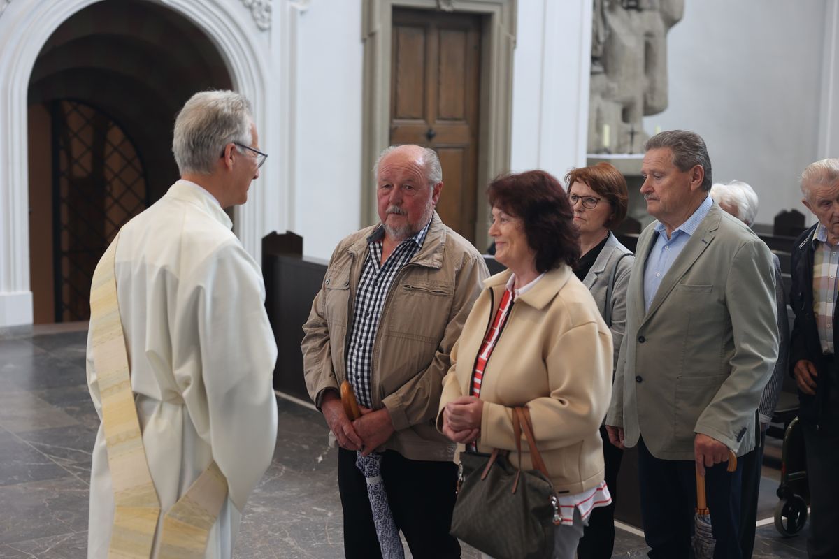 Seelsorgerinnen und Seelsorger spendeten nach dem Gottesdienst den Jubelpaaren individuell den Segen. 