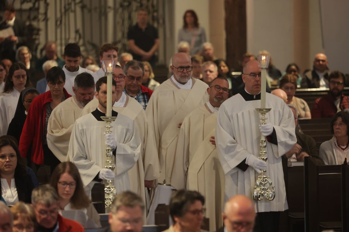 Diakone, Mitarbeiterinnen und -Mitarbeiter der Caritas sowie Katechetinnen und Katecheten brachten die Öle zur Weihe in den Altarraum. Diakone, Mitarbeiterinnen und -Mitarbeiter der Caritas sowie Katechetinnen und Katecheten brachten die Öle zur Weihe in den Altarraum.
