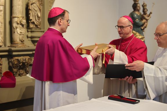 Weihbischof Paul Reder ist am Montag, 10. Mai, offiziell in sein Amt als Dompropst eingeführt worden - zunächst in der Kapelle des Bischofshauses, dann bei einem Pontifikalgottesdienst im Kiliansdom. Dabei wurde besonders an Bischof em. Dr. Paul-Werner Scheele erinnert, der am 10. Mai 2019 starb.