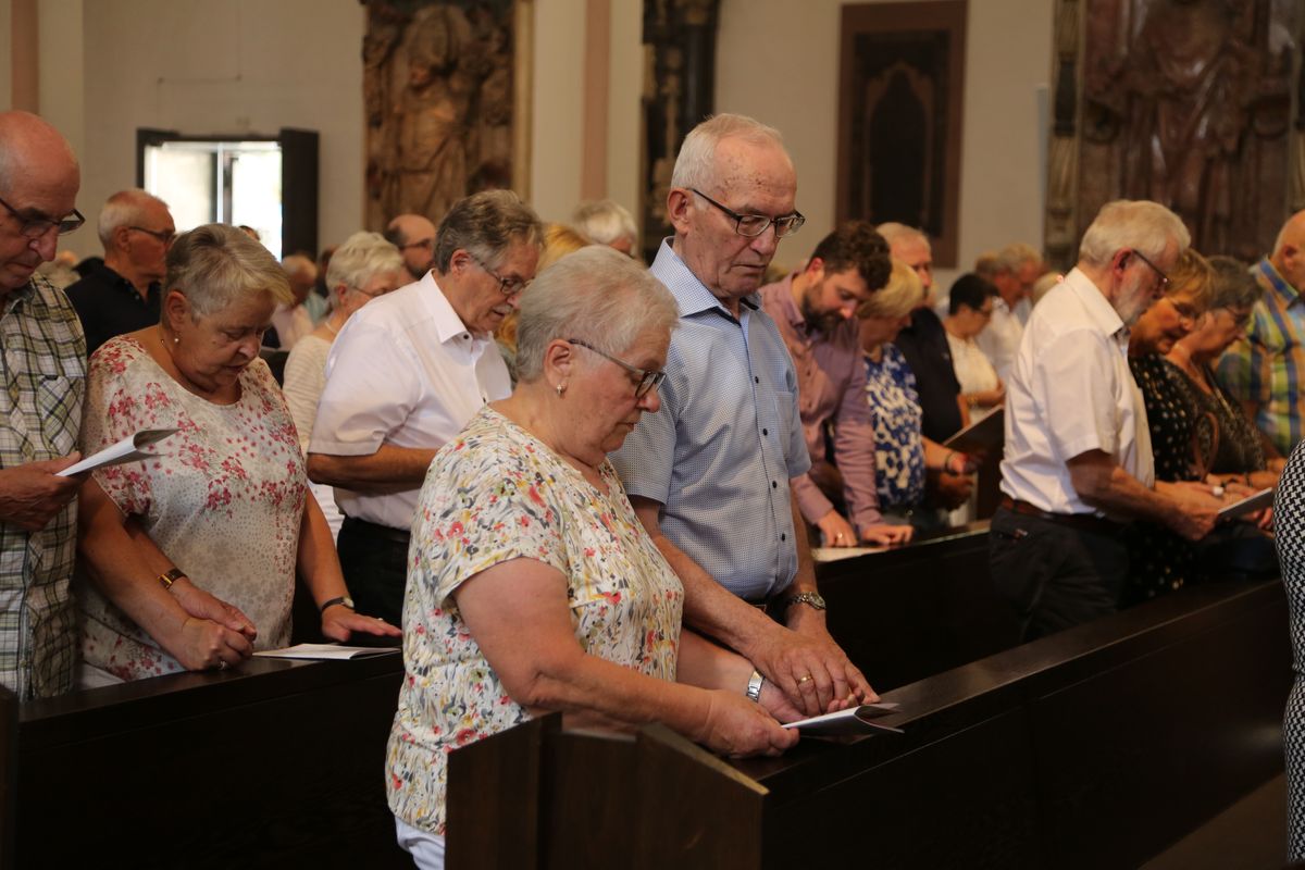 Rund 250 Ehejubilare haben am Freitagnachmittag, 4. Juli, im Kiliansdom in einem Pontifikalgottesdienst mit Weihbischof em. Ulrich Boom ihr Eheversprechen erneuert. 