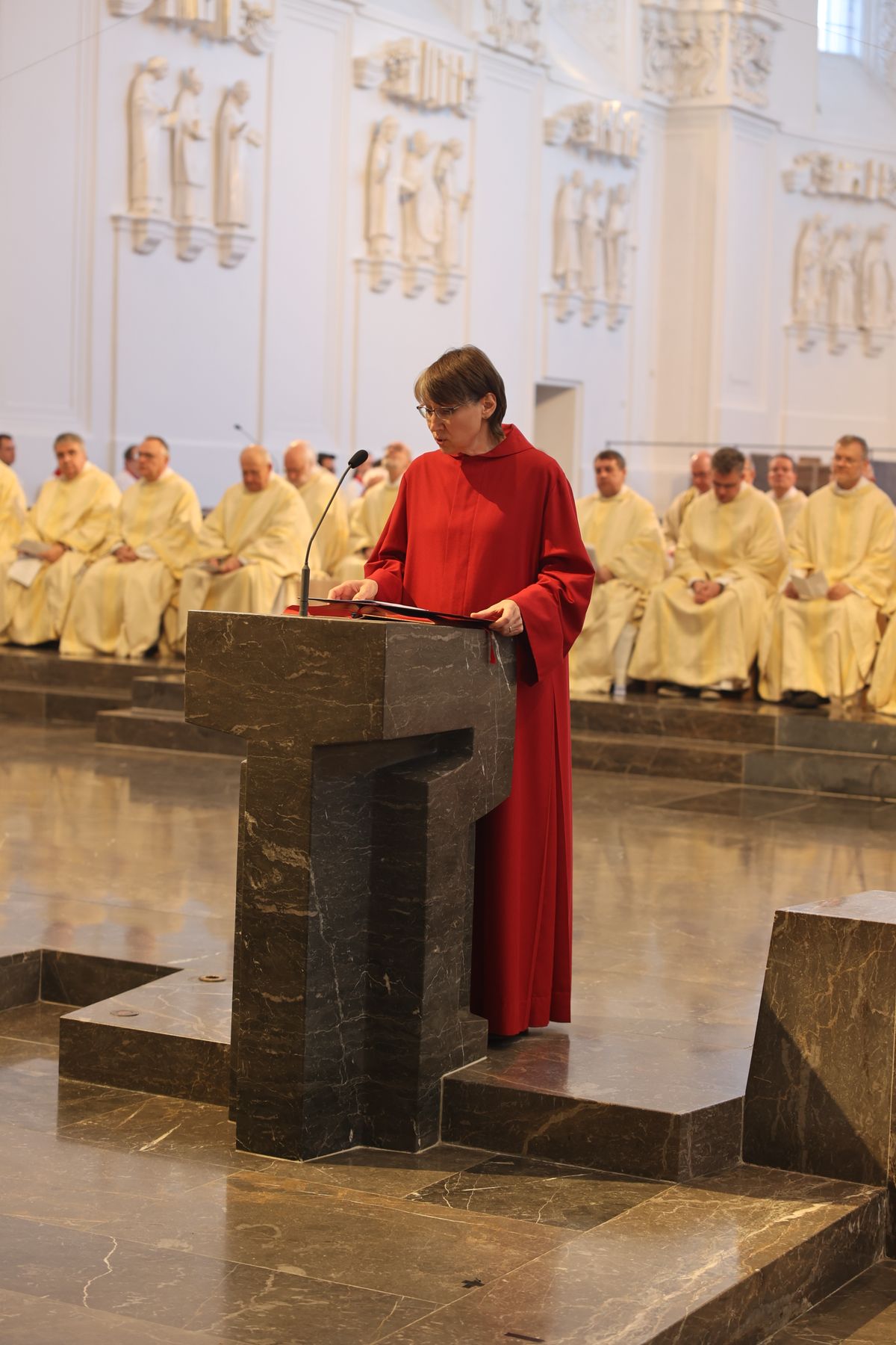 Bischof Dr. Franz Jung hat am Montagabend, 25. März, im Würzburger Kiliansdom die Heiligen Öle für alle 43 Pastoralen Räume im Bistum Würzburg  geweiht.