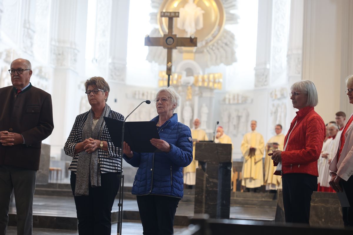 Mit mehr als 400 Ehepaaren, die seit 50, 60, 65 oder 70 Jahren verheiratet sind, hat Weihbischof em. Ulrich Boom am Donnerstagvormittag, 4. Juli, im Würzburger Kiliansdom einen Pontifikalgottesdienst gefeiert.