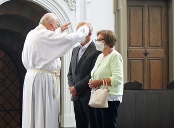 Bischof em. Dr. Friedhelm Hofmann feierte am Mittwochvormittag, 23. Juni, im Kiliansdom einen Pontifikalgottesdienst für Ehejubilare, die in den Jahren 2020 und 2021 auf 50, 60 oder 65 gemeinsame Jahre zurückblicken.