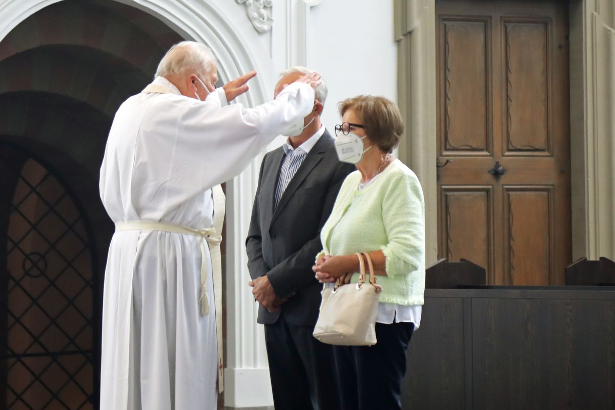 Bischof em. Dr. Friedhelm Hofmann feierte am Mittwochvormittag, 23. Juni, im Kiliansdom einen Pontifikalgottesdienst für Ehejubilare, die in den Jahren 2020 und 2021 auf 50, 60 oder 65 gemeinsame Jahre zurückblicken. Bischof em. Dr. Friedhelm Hofmann feierte am Mittwochvormittag, 23. Juni, im Kiliansdom einen Pontifikalgottesdienst für Ehejubilare, die in den Jahren 2020 und 2021 auf 50, 60 oder 65 gemeinsame Jahre zurückblicken.