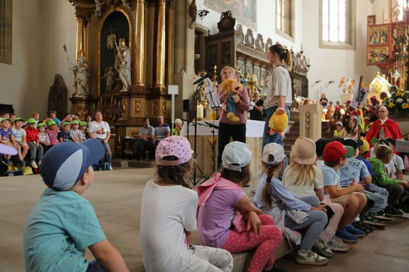 Rund 900 Kindergartenkinder haben am Freitag, 11. Juli, einen Gottesdienst mit Bischof Dr. Franz Jung in der Kirche Sankt Burkard gefeiert. Im Anschluss zogen sie über die Alte Mainbrücke in den Kiliansdom. 