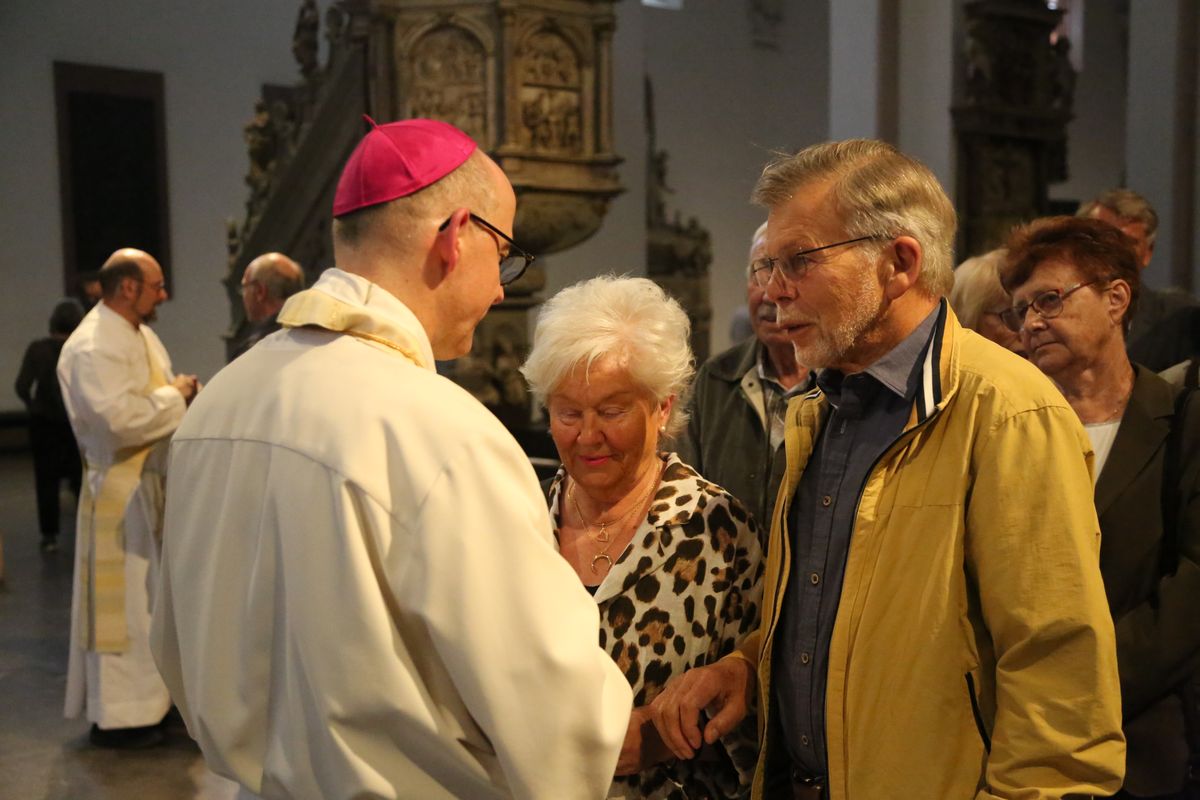 Bischof Dr. Franz Jung hat am Donnerstagnachmittag, 4. Juli, mit etwa 320 Paaren im Kiliansdom ihr goldenes oder diamantenes Ehejubiläum gefeiert.
