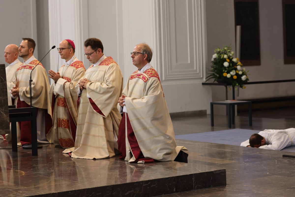 Bei einem feierlichen Gottesdienst im Würzburger Kiliansdom weihte Bischof Dr. Franz Jung Bertram Ziegler zum Diakon. Zahlreiche Verwandte, Freunde und Wegbegleiter des Priesterseminaristen nahmen an der Feier teil.