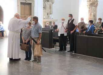 Bischof em. Dr. Friedhelm Hofmann feierte am Freitagnachmittag, 25. Juni, einen Dankgottesdienst mit Ehepaaren, die seit 50, 60 oder 65 Jahren verheiratet sind. Anschließend spendeten der Bischof sowie weitere Priester und Diakone den Jubilaren mit Abstand den Segen.