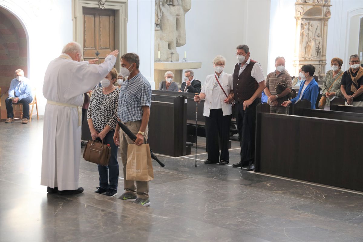 Bischof em. Dr. Friedhelm Hofmann feierte am Freitagnachmittag, 25. Juni, einen Dankgottesdienst mit Ehepaaren, die seit 50, 60 oder 65 Jahren verheiratet sind. Anschließend spendeten der Bischof sowie weitere Priester und Diakone den Jubilaren mit Abstand den Segen.