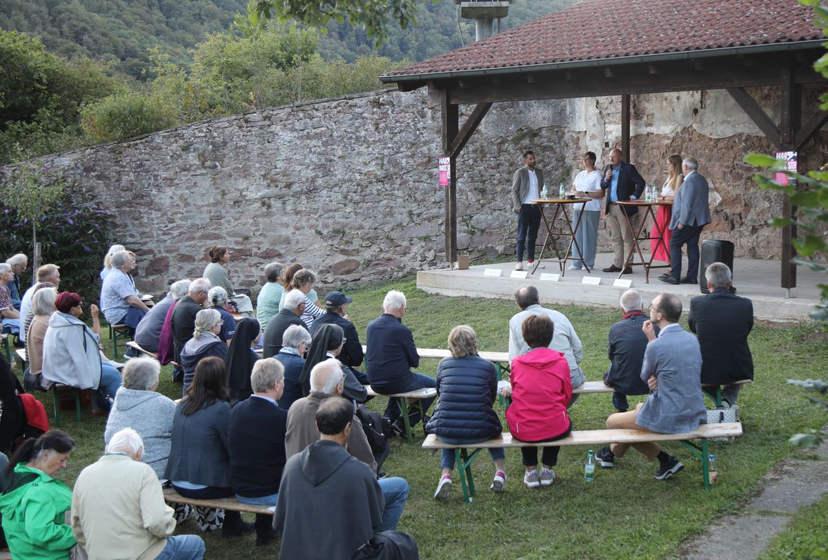 Rund 70 Menschen kamen zur Podiumsdiskussion im Garten des Klosters Schönau. Rund 70 Menschen kamen zur Podiumsdiskussion im Garten des Klosters Schönau.