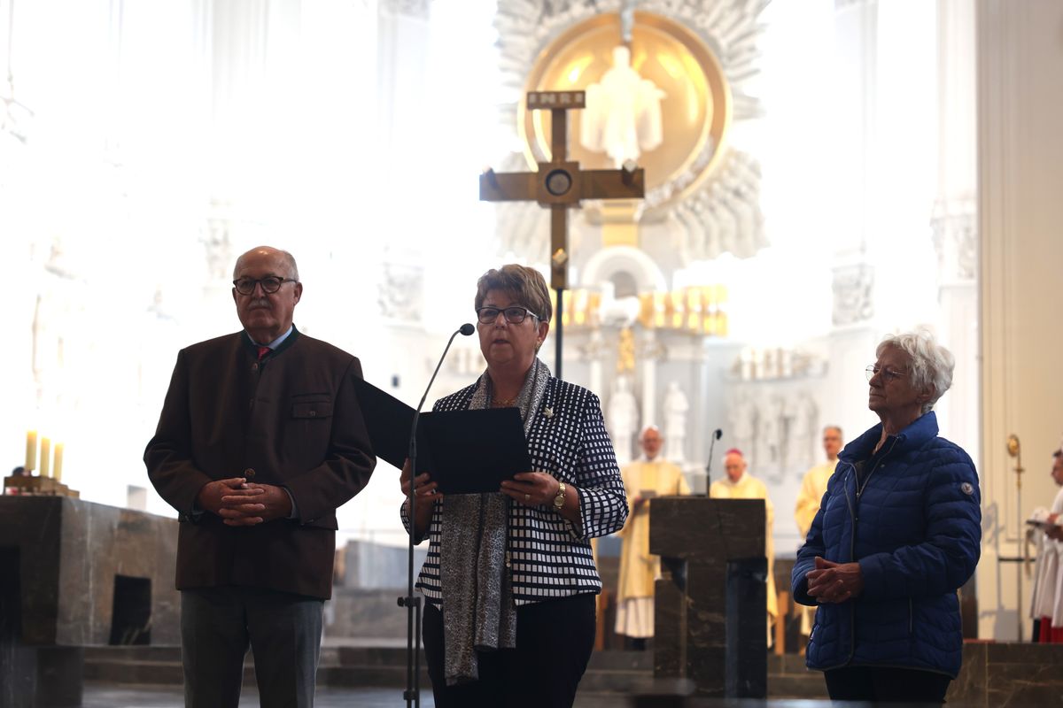Mit mehr als 400 Ehepaaren, die seit 50, 60, 65 oder 70 Jahren verheiratet sind, hat Weihbischof em. Ulrich Boom am Donnerstagvormittag, 4. Juli, im Würzburger Kiliansdom einen Pontifikalgottesdienst gefeiert.