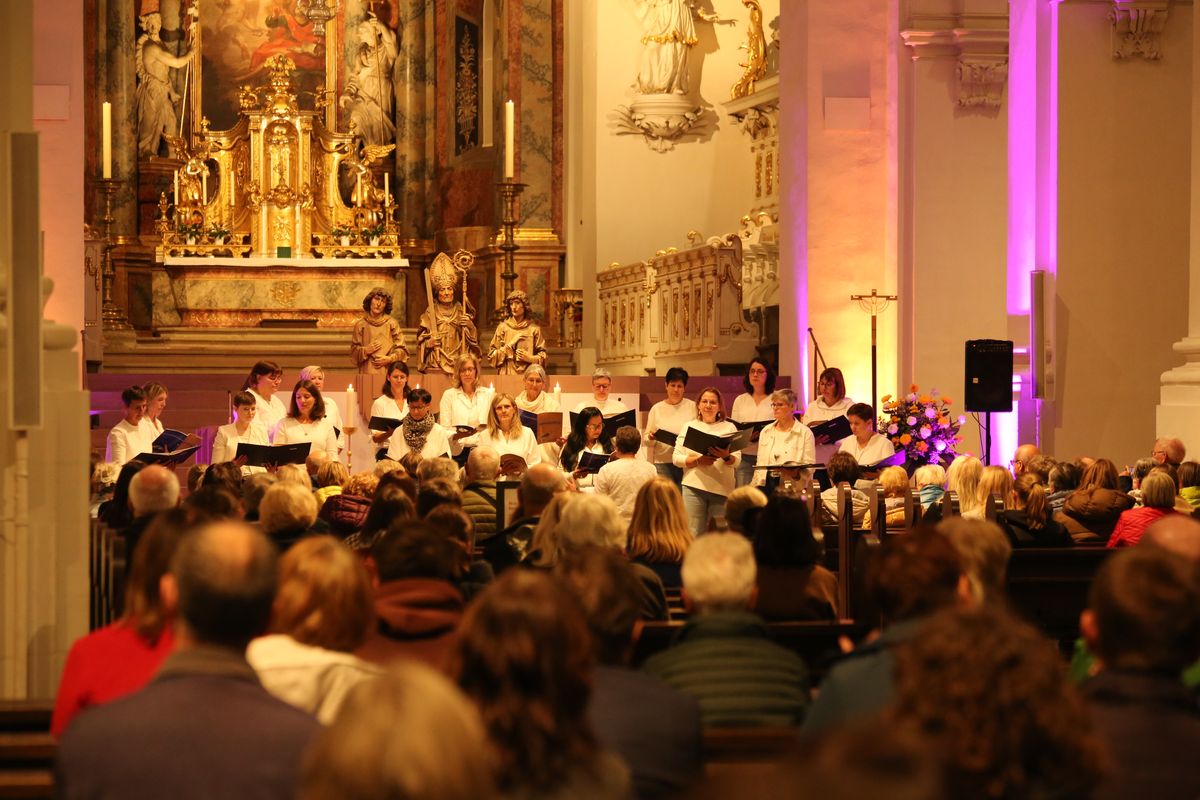 Der Chor "TonArt" gab unter der Leitung von Elisabeth Netrval im Neumünster ein Konzert mit neuen geistlichen
Liedern. 