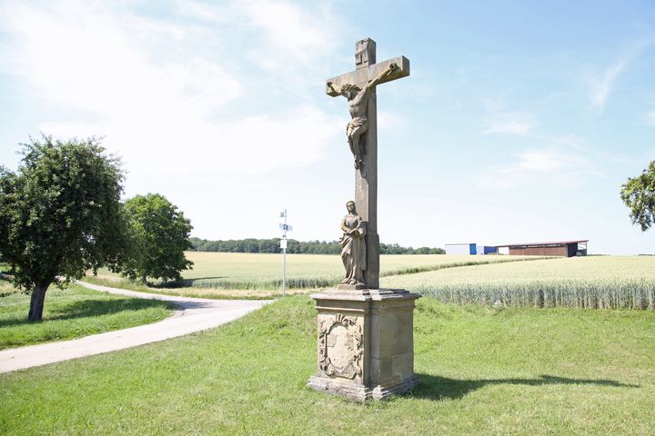 Das „Kreuz an der Ruhstatt“. Links führt der Weg weiter durch Felder und Wiesen zur Brebersdorfer Straße.
