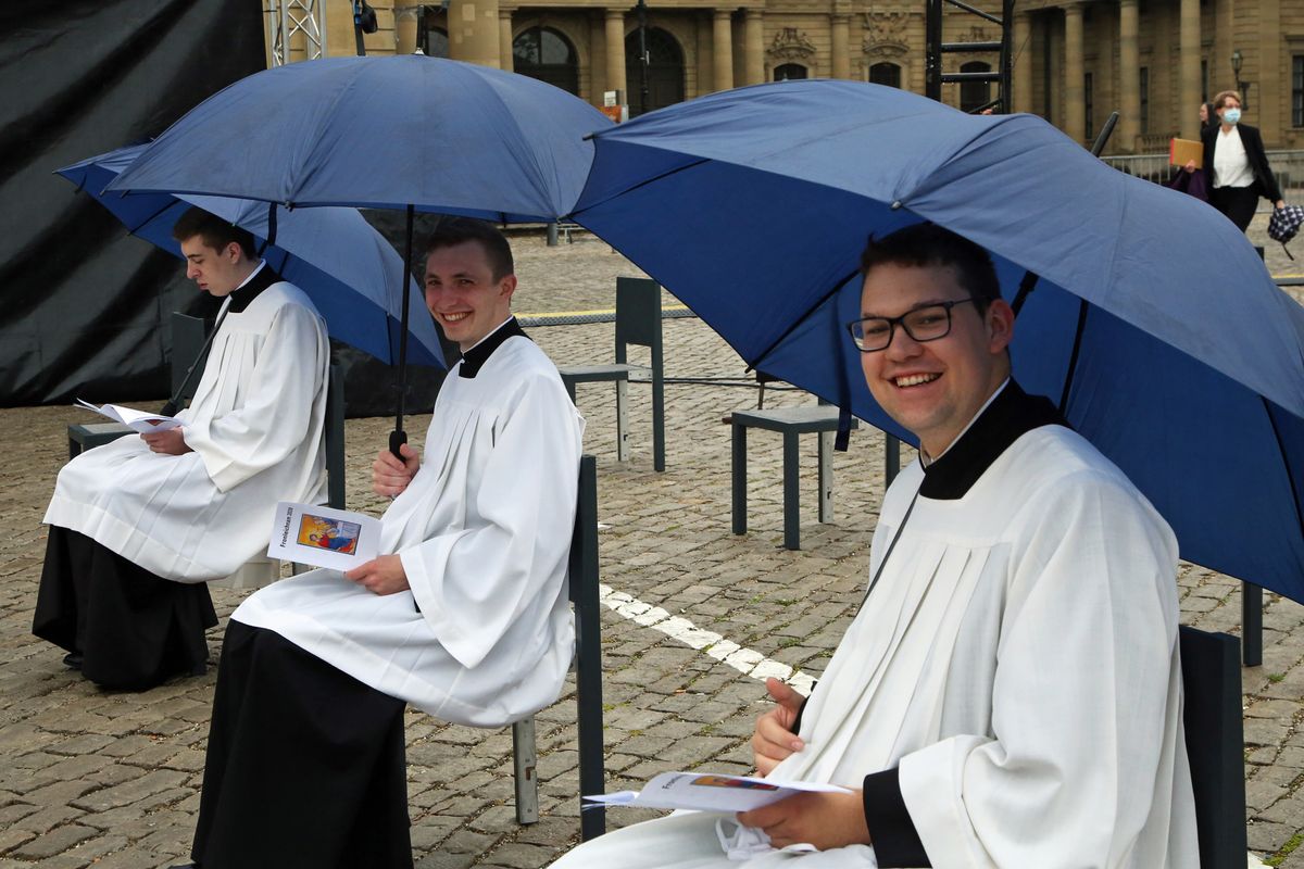 Weihbischof Ulrich Boom hat mit knapp 350 Besuchern auf dem Residenzplatz in Würzburg einen Freiluft-Gottesdienst zum Hochfest Fronleichnam gefeiert.