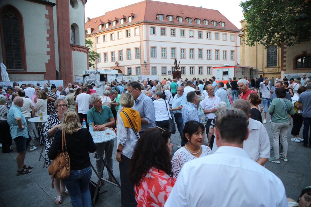 Mit rund 1000 Eheleuten, die in diesem Jahr Silberhochzeit haben, feierte Bischof Dr. Franz Jung am Freitagabend, 4. Juli 2025, einen Pontifikalgottesdienst im Kiliansdom. Im Anschluss erteilten er, Weihbischof Paul Reder sowie weitere Seelsorgerinnen und Seelsorger den Paaren einzeln den Segen.