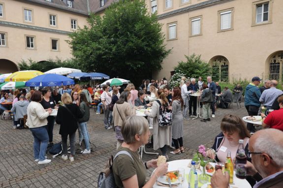 Mit Priestern, Diakonen und hauptamtlichen Mitarbeitenden hat Bischof Dr. Franz Jung am Dienstag, 8. Juli, einen Kiliani-Gottesdienst im Kiliansdom gefeiert. Eine Begegnung im Kilianeum schloss sich an.