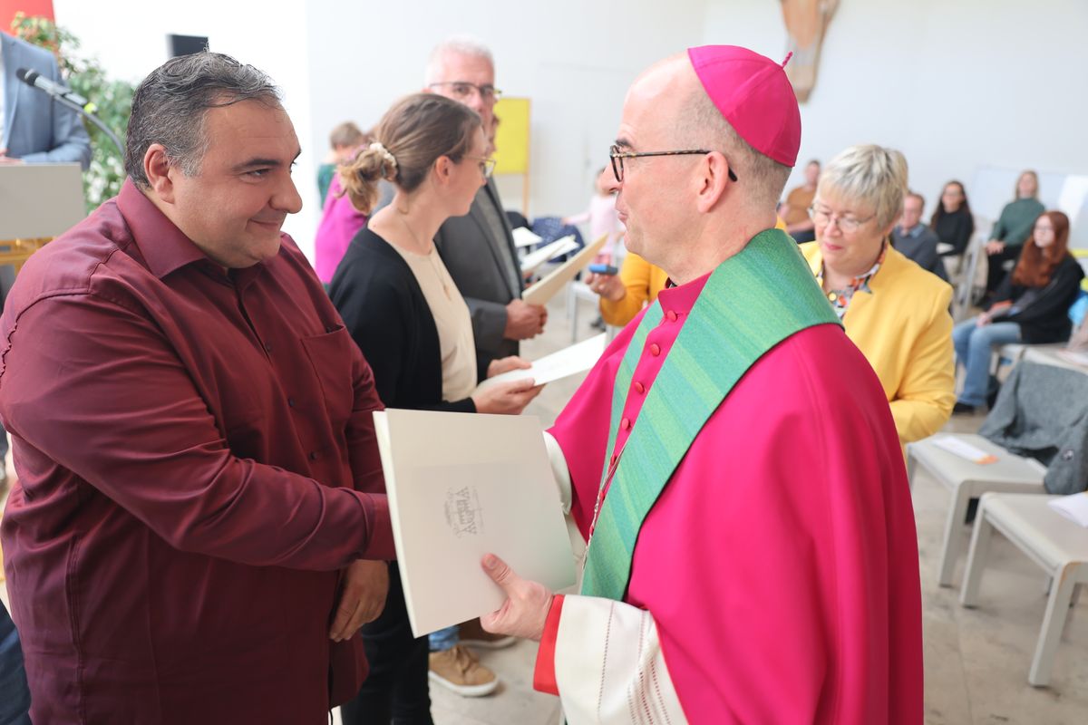 Bei einem Gottesdienst in der Jugendkirche Würzburg hat Bischof Dr. Franz Jung am Freitag, 25. Oktober, insgesamt 47 Personen für die Schulpastoral beauftragt.