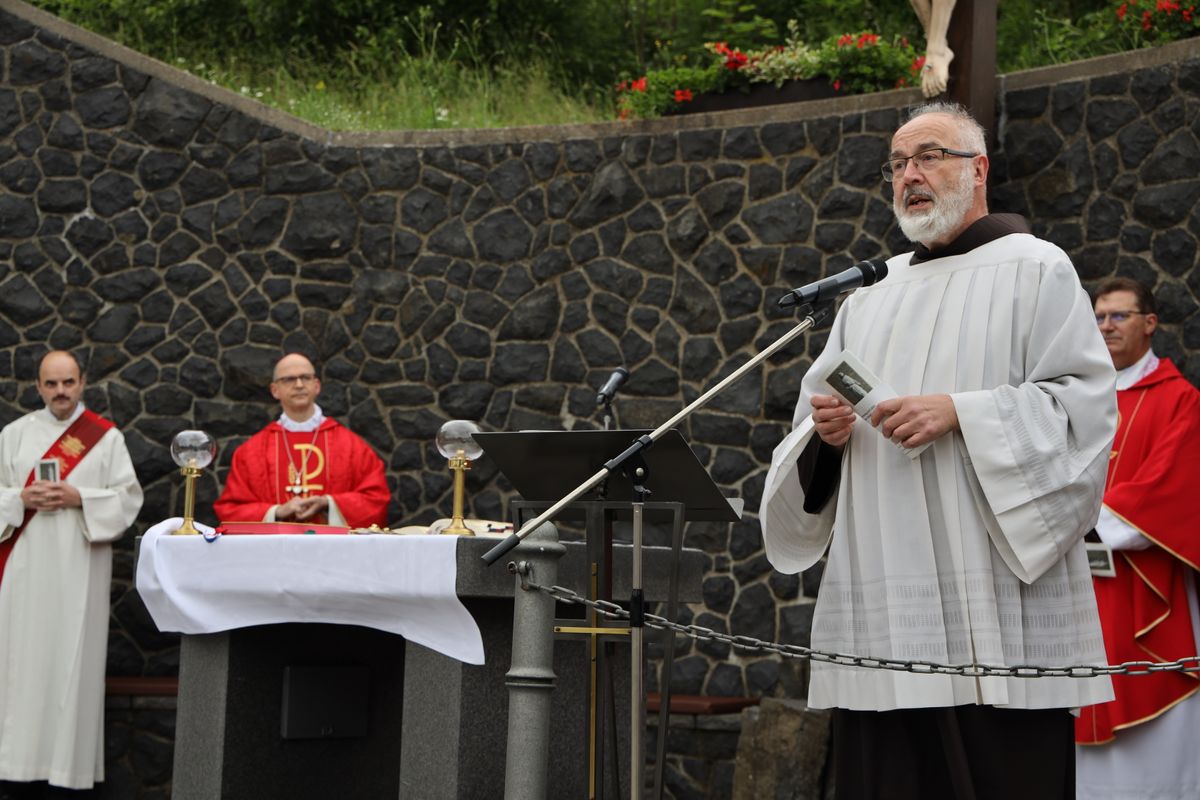 2721/0660 Kiliani Kreuzberg Bischof_28634 Bischof Dr. Franz Jung feierte am Montagabend, 5. Juli, einen Kiliani-Pontifikalgottesdienst auf dem Kreuzberg.