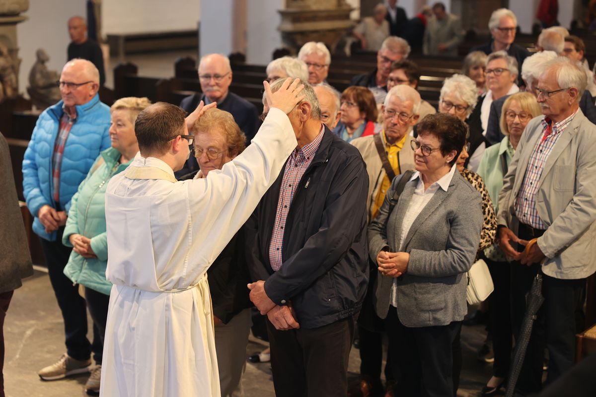 Seelsorgerinnen und Seelsorger spendeten nach dem Gottesdienst den Jubelpaaren individuell den Segen. 