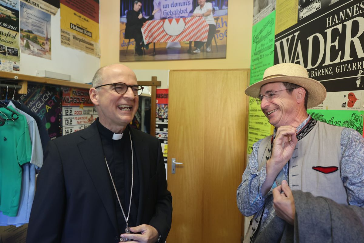 Bischof Dr. Franz Jung (links) hinter der Bühne im Gespräch mit Otti Schmelzer. Der erwies sich im Gespräch als äußerst bibelfest und zitierte Psalm 23. 