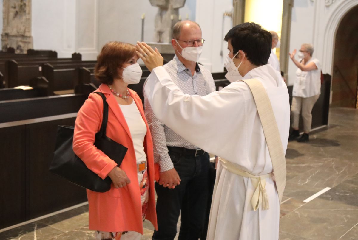 2621/0613 Gottesdienst für Ehejubilare Generalvikar Dr. Vorndran am Freitag, 25. Juni 2021_27688 Generalvikar Dr. Jürgen Vorndran feierte am Freitagabend, 25. Juni, einen Dankgottesdienst mit Ehepaaren, die seit 25 Jahren verheiratet sind. Anschließend spendeten der Generalvikar sowie weitere Priester und Diakone den Jubilaren mit Abstand den Segen.
