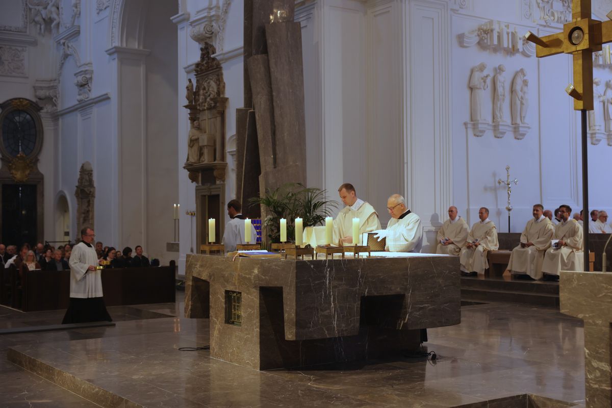 Bei einem Pontifikalgottesdienst am Samstag, 27. September, weihte Weihbischof Paul Reder drei Männer im Würzburger Kiliansdom zu Diakonen.