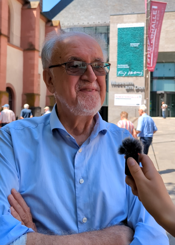 Bei der Straßenumfrage angesprochen, wünscht sich der Passant eine bessere Politik der Bundesregierung und eine wirtschaftliche Weiterentwicklung zum Positiven. Bei der Straßenumfrage angesprochen, wünscht sich der Passant eine bessere Politik der Bundesregierung und eine wirtschaftliche Weiterentwicklung zum Positiven.