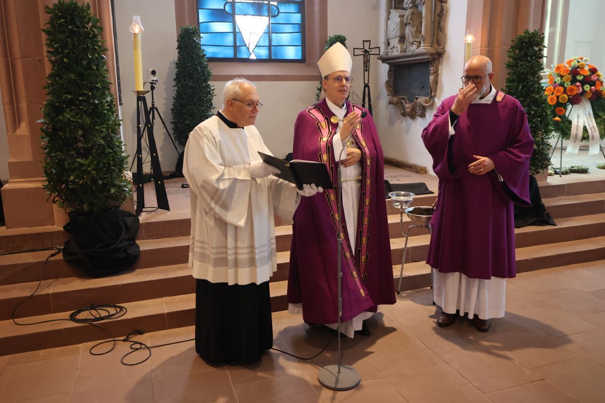 Bischof Dr. Franz Jung feierte am Samstag, 12. Oktober, im Würzburger KIliansdom ein Pontifikalrequiem für Weihbischof em. Helmut Bauer. Die anschließende Beisetzung leitete Dompropst Weihbischof Paul Reder.