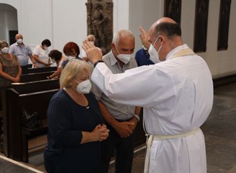 Mit rund 110 Ehepaaren aus der ganzen Diözese hat Weihbischof Ulrich Boom am Mittwochnachmittag, 23. Juni, einen Pontifikalgottesdienst gefeiert. Eingeladen waren Ehejubilare, die in den Jahren 2020 und 2021 auf 50, 60 oder 65 gemeinsame Jahre zurückblicken.