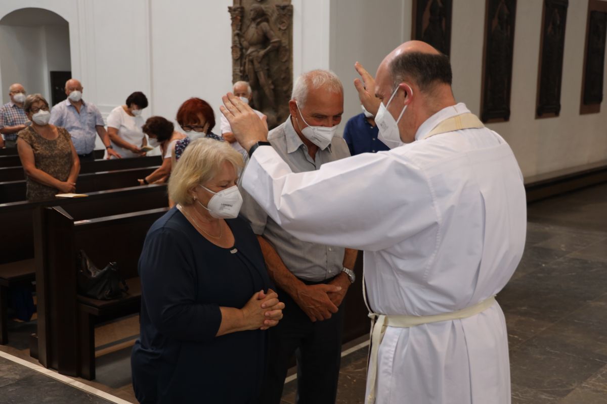 Mit rund 110 Ehepaaren aus der ganzen Diözese hat Weihbischof Ulrich Boom am Mittwochnachmittag, 23. Juni, einen Pontifikalgottesdienst gefeiert. Eingeladen waren Ehejubilare, die in den Jahren 2020 und 2021 auf 50, 60 oder 65 gemeinsame Jahre zurückblicken.