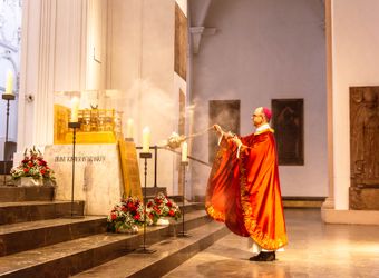 Bischof Dr. Franz Jung hat am Hochfest der Frankenapostel, Donnerstag, 8. Juli, mit haupt- und ehrenamtlichen Mitarbeiterinnen und Mitarbeitern der Caritas ein Pontifikalamt im Würzburger Kiliansdom gefeiert.