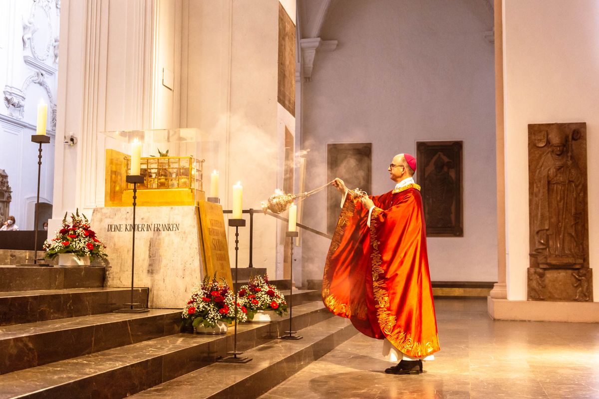 Bischof Dr. Franz Jung hat am Hochfest der Frankenapostel, Donnerstag, 8. Juli, mit haupt- und ehrenamtlichen Mitarbeiterinnen und Mitarbeitern der Caritas ein Pontifikalamt im Würzburger Kiliansdom gefeiert.