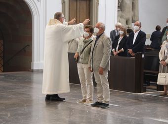 Im Anschluss an den Ehejubilarsgottesdienst mit Weihbischof Ulrich Boom am Freitagvormittag, 2. Juli, konnten sich die Paare von ihm und weiteren Priestern und Diakonen segnen lassen.