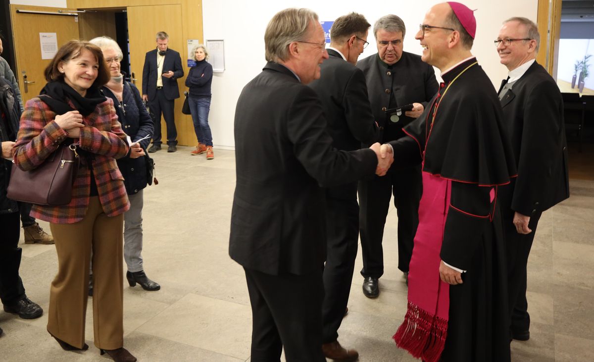 Bischof Dr. Franz Jung begrüßte gemeinsam mit Generalvikar Thomas Keßler und Domkapitular Clemens Bieber, Vorsitzender des Diözesan-Caritasverbands, die Gäste am Eingang des Hörsaalgebäudes. 