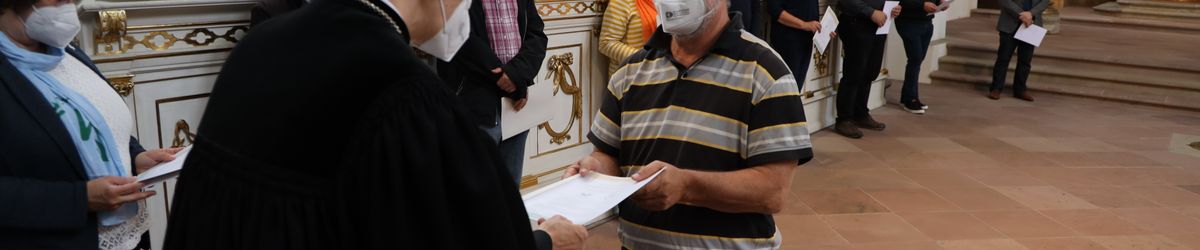 2721/0642 Umweltauditor(inn)en_28353 Bei einem ökumenischen Gottesdienst im Würzburger Neumünster überreichten Regionalbischöfin Gisela Bornowski und Dompfarrer Stefan Gessner die Zertifikate an die neuen kirchlichen Umweltauditorinnen und -auditoren.