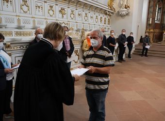 2721/0642 Umweltauditor(inn)en_28353 Bei einem ökumenischen Gottesdienst im Würzburger Neumünster überreichten Regionalbischöfin Gisela Bornowski und Dompfarrer Stefan Gessner die Zertifikate an die neuen kirchlichen Umweltauditorinnen und -auditoren.