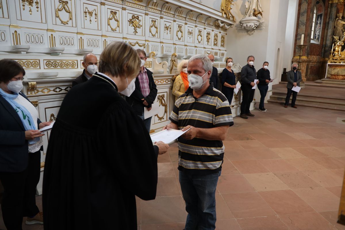 2721/0642 Umweltauditor(inn)en_28353 Bei einem ökumenischen Gottesdienst im Würzburger Neumünster überreichten Regionalbischöfin Gisela Bornowski und Dompfarrer Stefan Gessner die Zertifikate an die neuen kirchlichen Umweltauditorinnen und -auditoren.