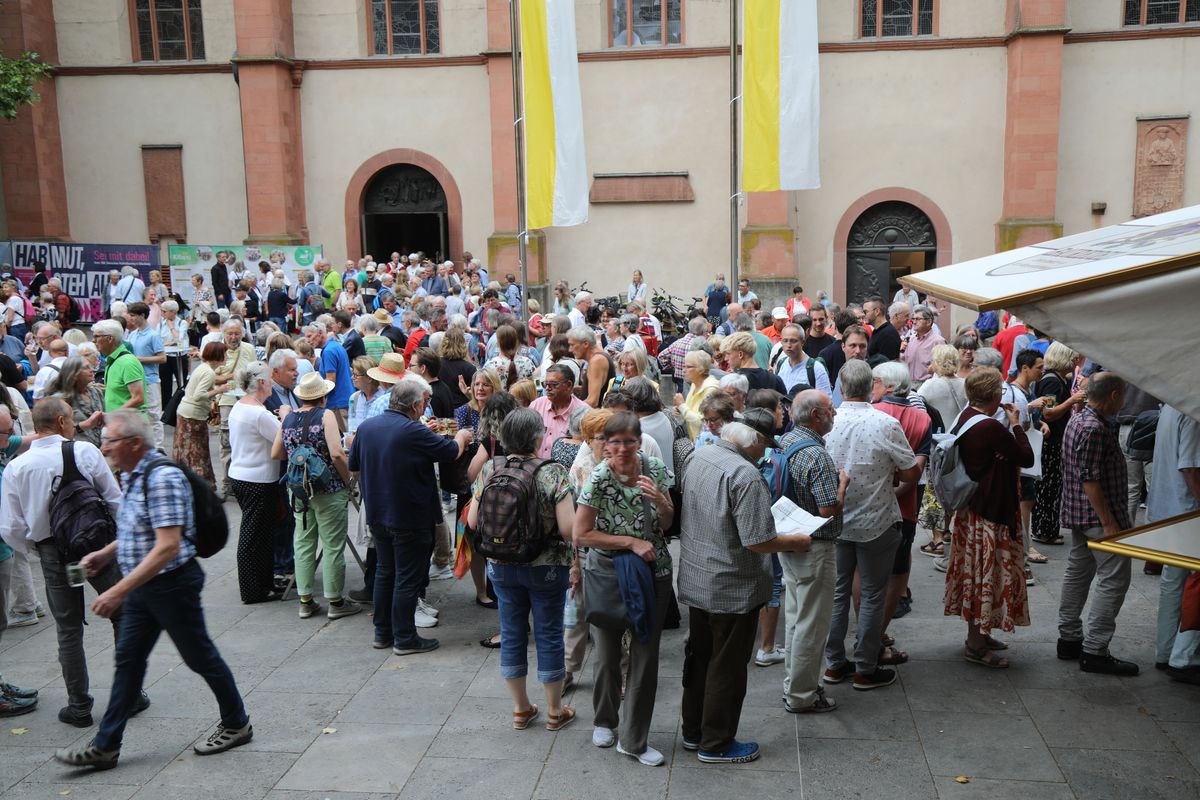 An den Gottesdienst schloss sich eine Begegnung auf dem Kiliansplatz an.