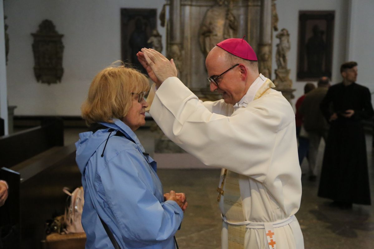 Bischof Dr. Franz Jung hat am Donnerstagnachmittag, 4. Juli, mit etwa 320 Paaren im Kiliansdom ihr goldenes oder diamantenes Ehejubiläum gefeiert.