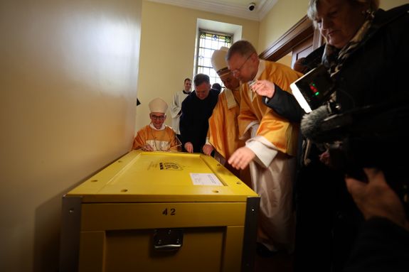 Bischof Dr. Franz Jung feierte am Sonntag, 6. Oktober, einen Gottesdienst zum Abschluss der Irlandwallfahrt mit den Reliquien der Frankenapostel in der Kathedrale von Cavan. Im Anschluss wurde der Schrein mit den Häuptern der Märtyrer für den Rücktransport nach Würzburg sicher verpackt.