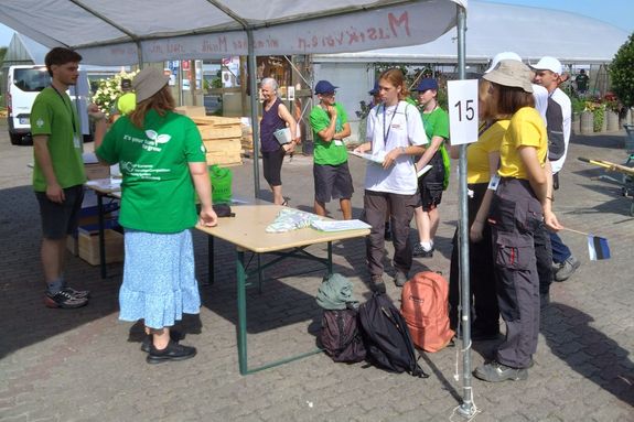 Mehr als100 junge Gärtnerinnen und Gärtner aus 14 EU-Ländern trafen sich auf dem Sankt Markushof des Caritas-Don Bosco-Bildungszentrums zum freundschaftlichen Wettbewerb und Austausch. Mehr als100 junge Gärtnerinnen und Gärtner aus 14 EU-Ländern trafen sich auf dem Sankt Markushof des Caritas-Don Bosco-Bildungszentrums zum freundschaftlichen Wettbewerb und Austausch.