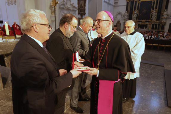 Bischof Dr. Franz Jung überreichte Professor Dr. Klaus Reder den päpstlichen Silvesterorden. 