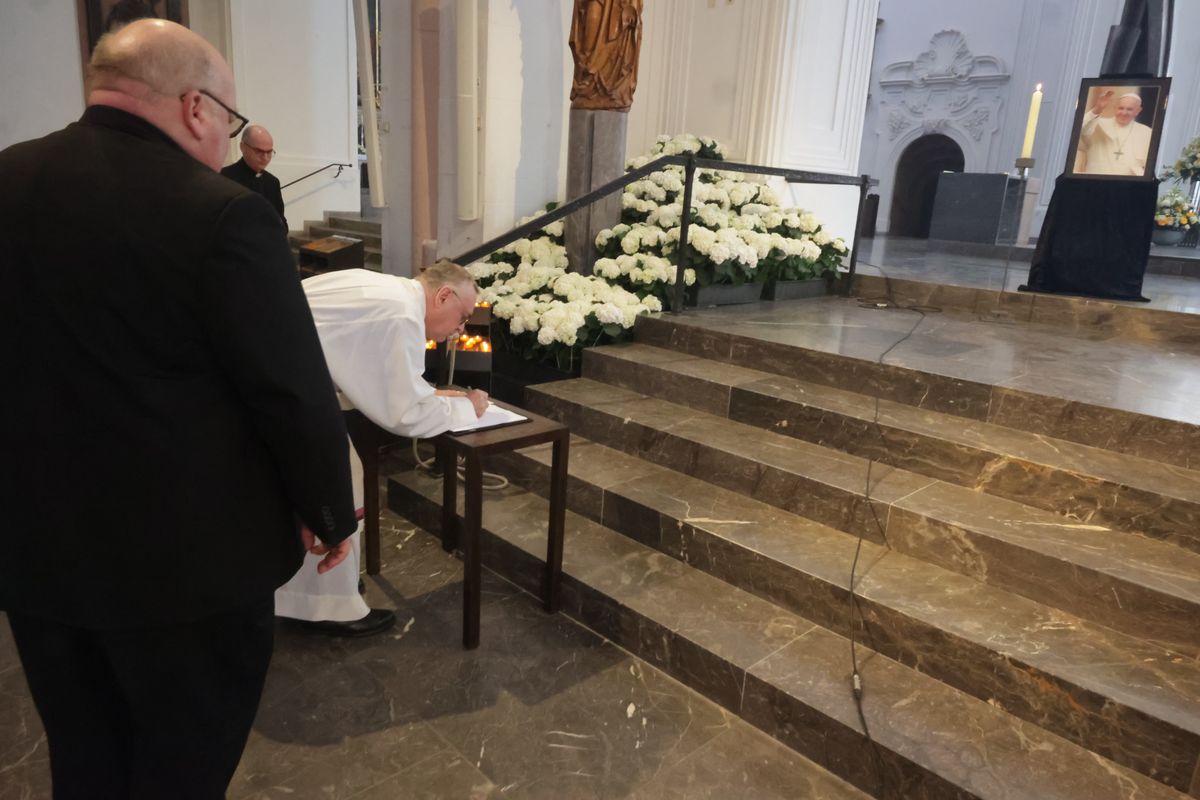 Offizial Domkapitular Monsignore Dr. Stefan Rambacher (rechts)  und Dompfarrer Stefan Gessner trugen sich in das ausgelegte Kondolenzbuch ein.