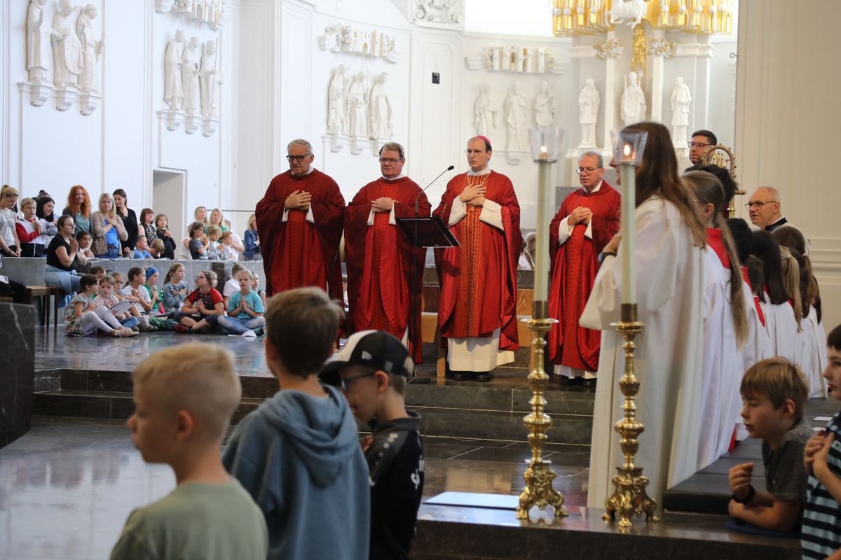 Das Herz für Gott öffnen: Beim gemeinsamen "Weg in die Stille" war es tatsächlich für ein paar Minuten still im Dom. Mit rund 1300 Kommunionkindern und ihren Begleitern hat Weihbischof Paul Reder am Montag, 8. Juli, einen Gottesdienst im Kiliansdom gefeiert.