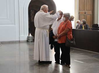 Bischof em. Dr. Friedhelm Hofmann feierte am Freitagnachmittag, 25. Juni, einen Dankgottesdienst mit Ehepaaren, die seit 50, 60 oder 65 Jahren verheiratet sind. Anschließend spendeten der Bischof sowie weitere Priester und Diakone den Jubilaren mit Abstand den Segen.