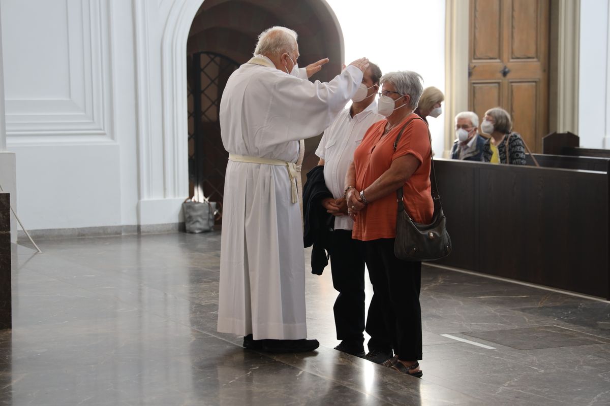 Bischof em. Dr. Friedhelm Hofmann feierte am Freitagnachmittag, 25. Juni, einen Dankgottesdienst mit Ehepaaren, die seit 50, 60 oder 65 Jahren verheiratet sind. Anschließend spendeten der Bischof sowie weitere Priester und Diakone den Jubilaren mit Abstand den Segen.